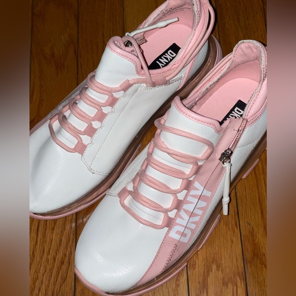 Dkny Shoes - 🎀 DKNY WOMAN SNEAKERS. Like new condition